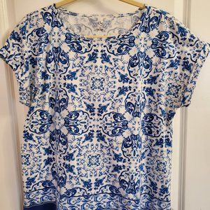 db blue and white print short sleeve knit top size XL